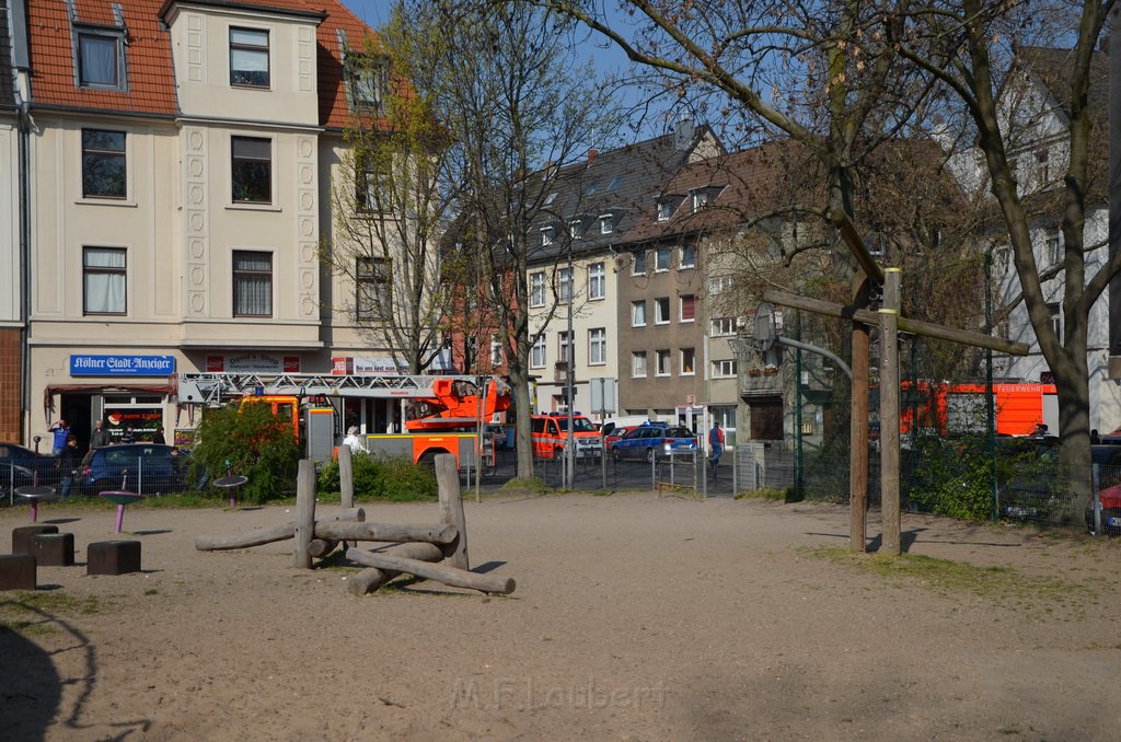 Einsatz BF Koeln Kran beruehrt Oberleitung DB Koeln Gremberg Taunusstr P014.JPG